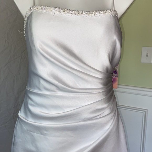 White wedding dress 16 - Picture 3 of 5